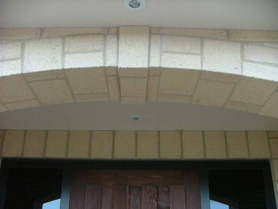 Brick arch with protruding key brick