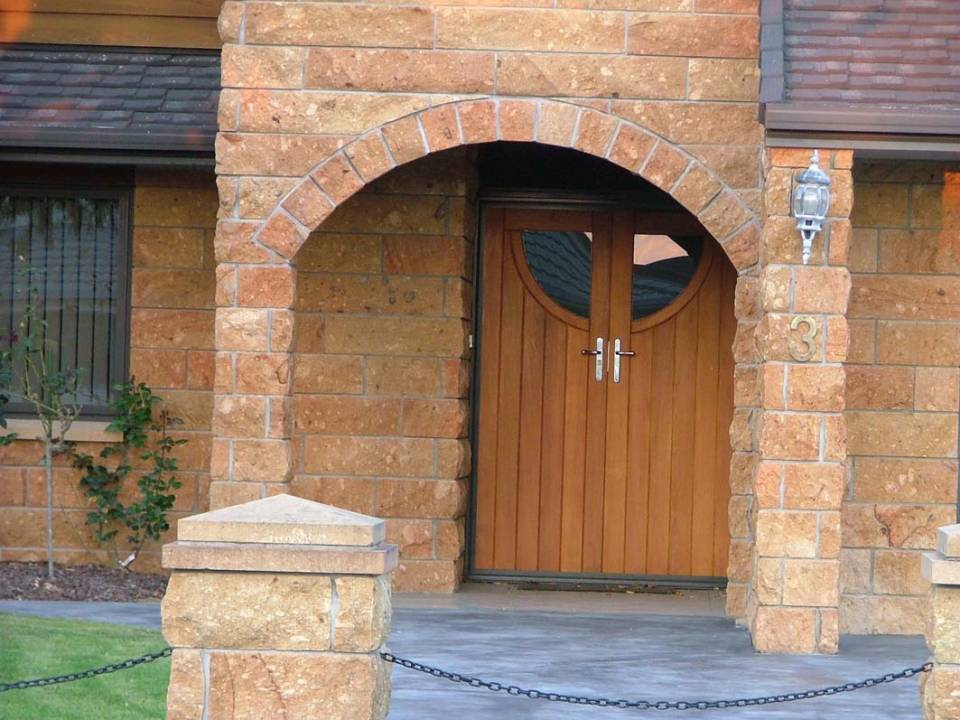 Hinuera split stone house showing axed stone forming a segmental arch at front entrance