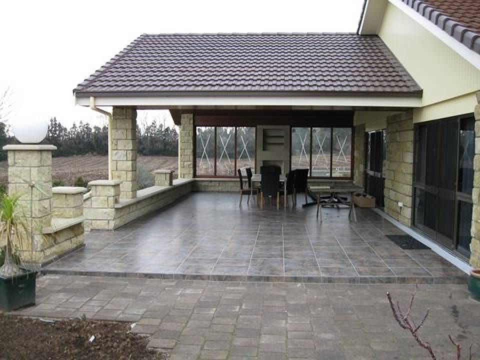 Natural split Hinuera stone – Outdoor area