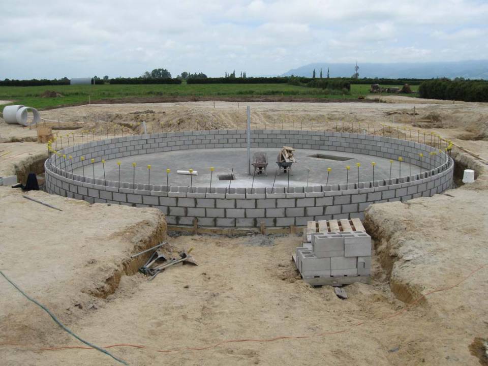 Formation of a centre well in concrete block for a 50-bale rotary cowshed