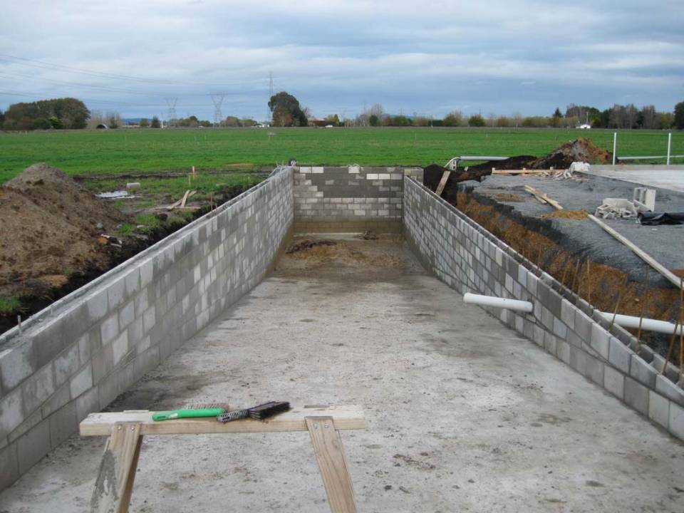Construction of an effluent holding pit for feed pad